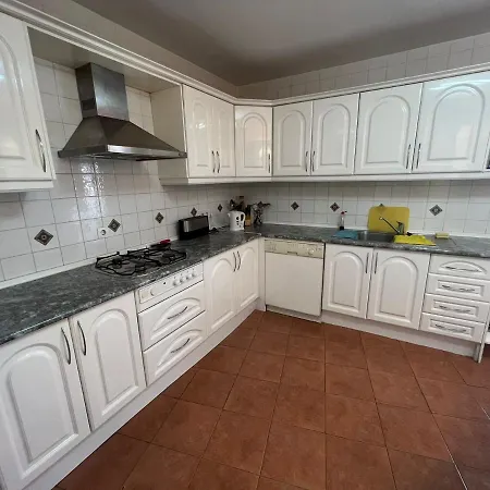 Charming 2-bed In Апартаменты